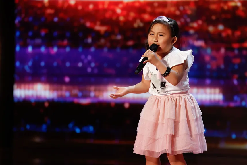 6-year-old Zoë Erianna performing on stage