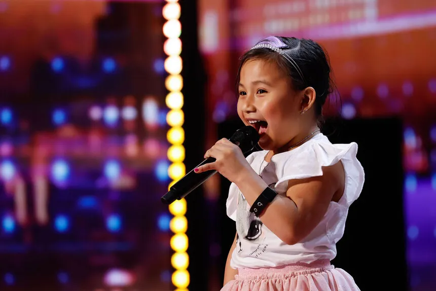 6-year-old Zoë Erianna performing on stage